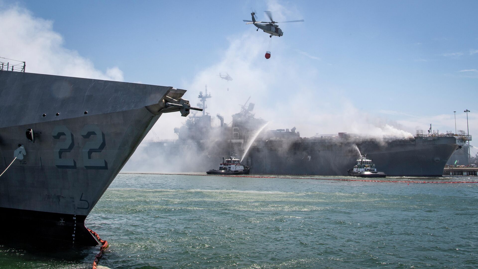 Пожар на десантном корабле USS Bonhomme Richard на военно-морской базе Сан-Диего - РИА Новости, 1920, 20.08.2020