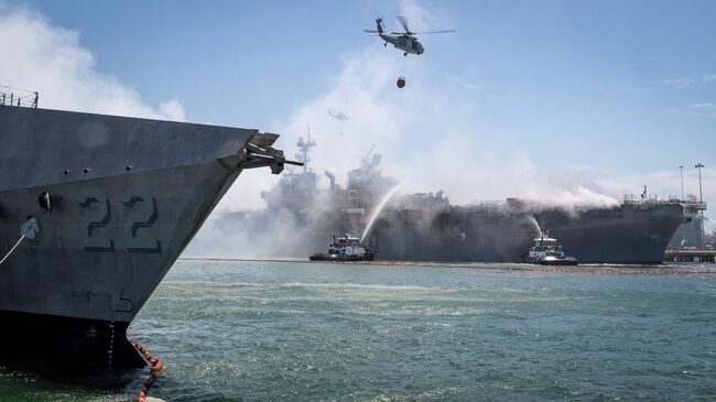 Пожар на десантном корабле USS Bonhomme Richard на военно-морской базе Сан-Диего