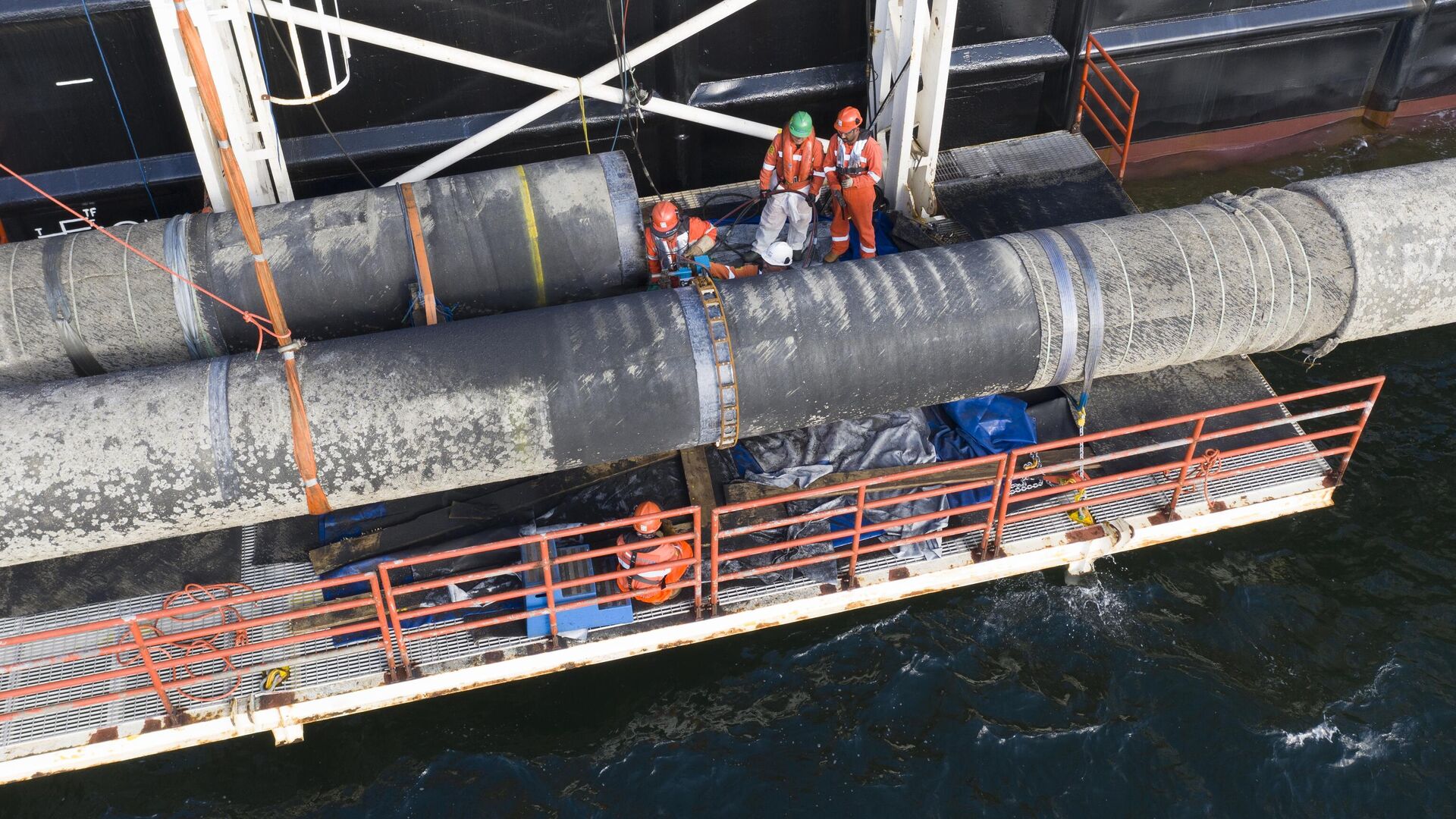  Надводная сварка захлёстного стыка морской части газопровода Северный поток-2 - РИА Новости, 1920, 24.02.2021