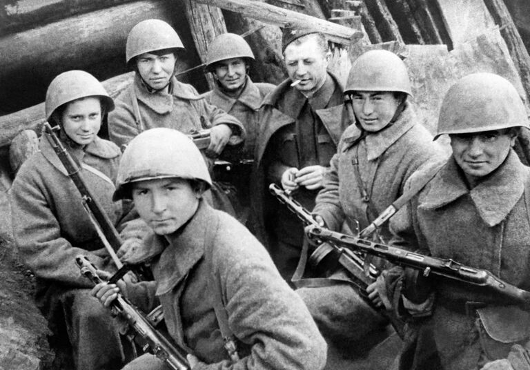 Александр Ильич Родимцев, генерал-майор, Герой Советского Союза (3 справа), командир 13-й гвардейской стрелковой дивизии, особо отличившейся в Сталинградской битве среди бойцов.