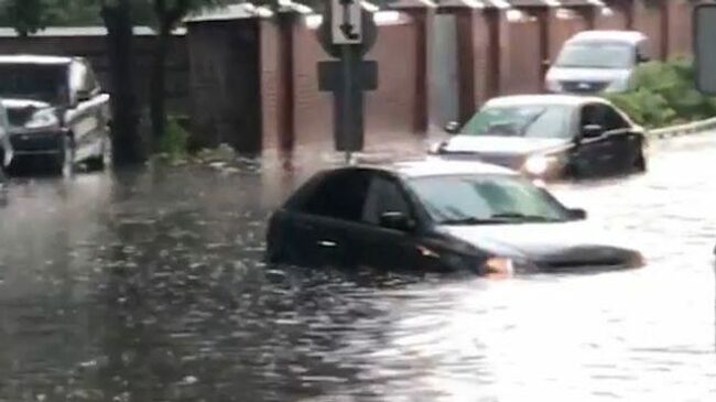 Тропический ливень затопил Москву