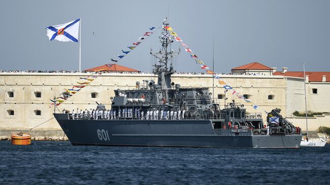 Корабль противоминной обороны Иван Антонов на параде в честь Дня Военно-морского флота в Севастополе