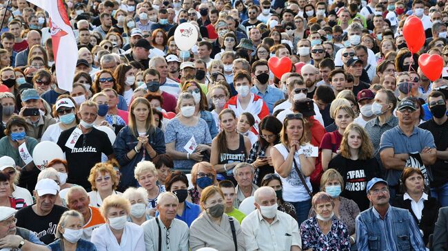 Участники митинга-встречи кандидата в президенты Беларуси Светланы Тихановской с избирателями в парке Дружбы народов в Минске