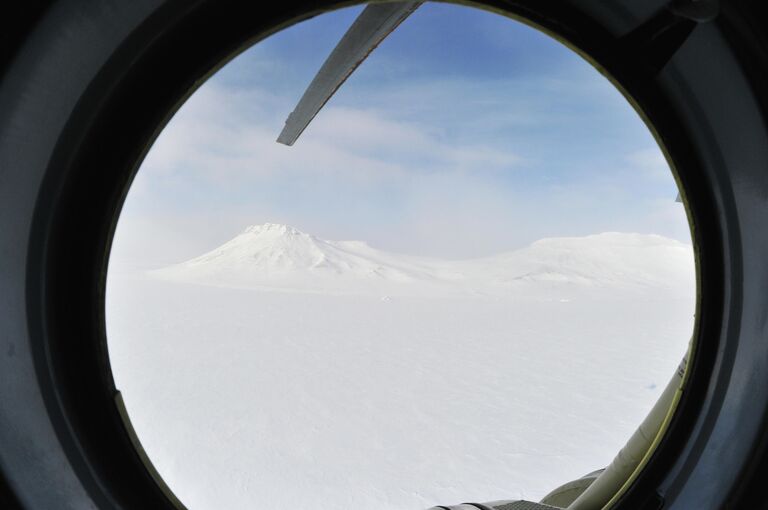 Вид из вертолета Ми-8 на архипелаг Земля Франца-Иосифа.