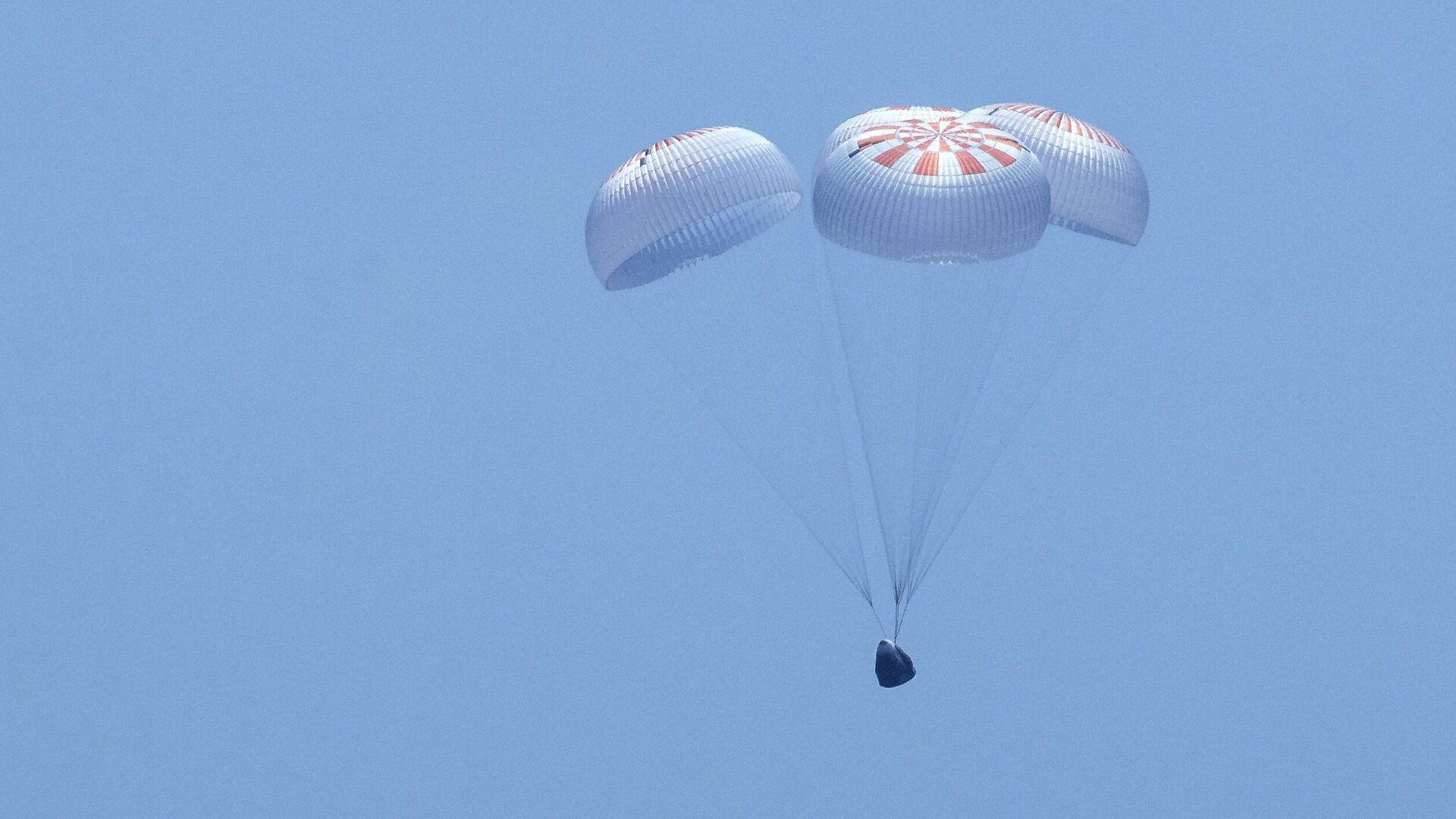 Космический корабль Crew Dragon совершает приводнение в Атлантическом океане у побережья Флориды в Мексиканском заливе - РИА Новости, 1920, 11.07.2021