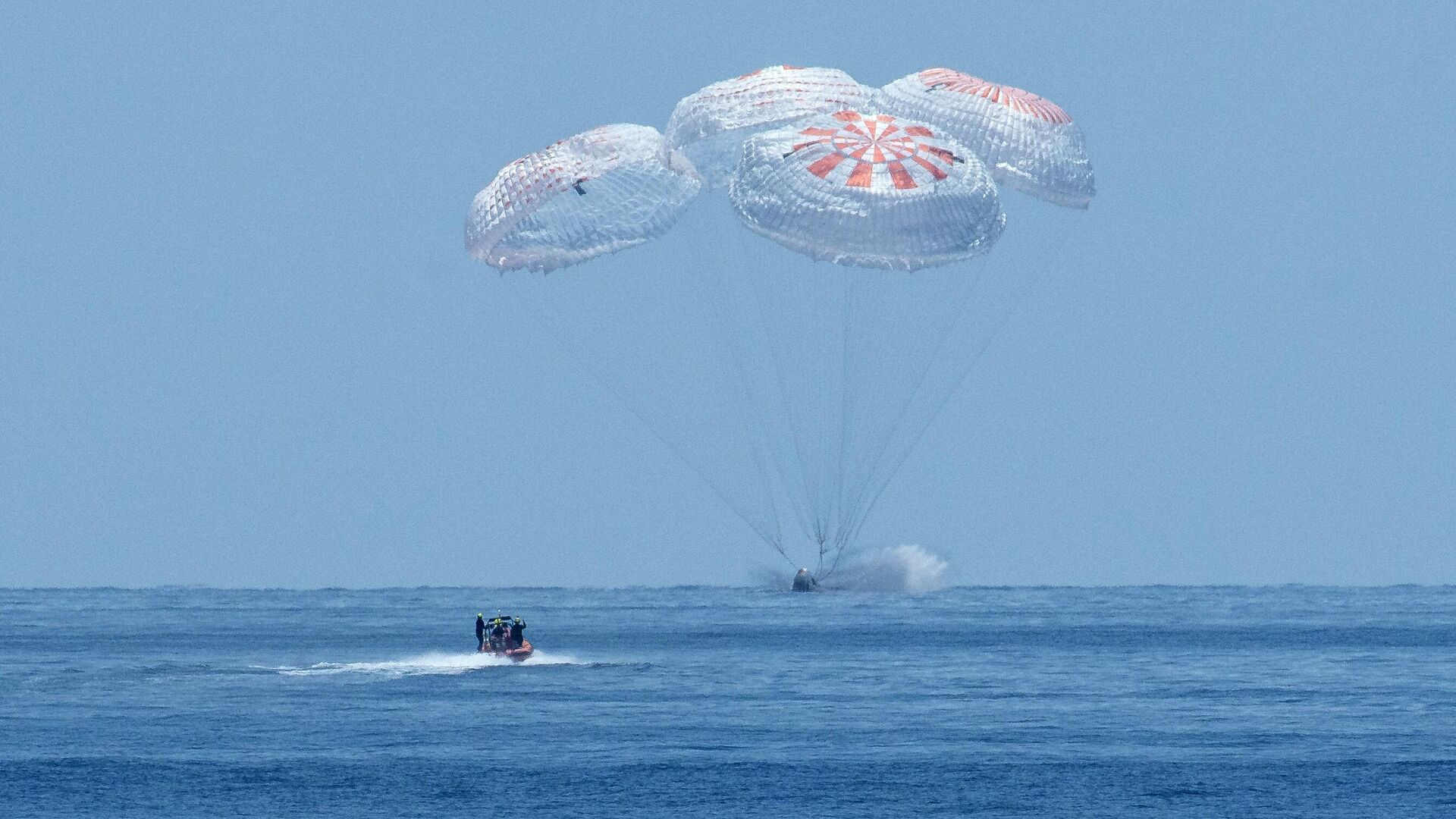 Космический корабль Crew Dragon совершает приводнение в Мексиканском заливе - РИА Новости, 1920, 02.05.2021