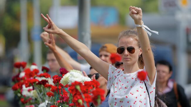 Цветы на месте гибели участника акции протеста в Минске