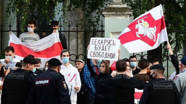 Люди и сотрудники полиции у посольства Белоруссии в Москве