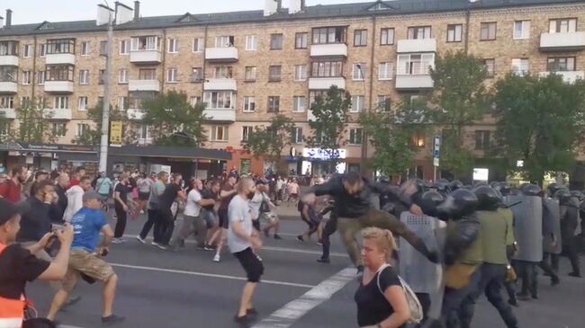  Столкновения протестующих с ОМОНом в Бресте