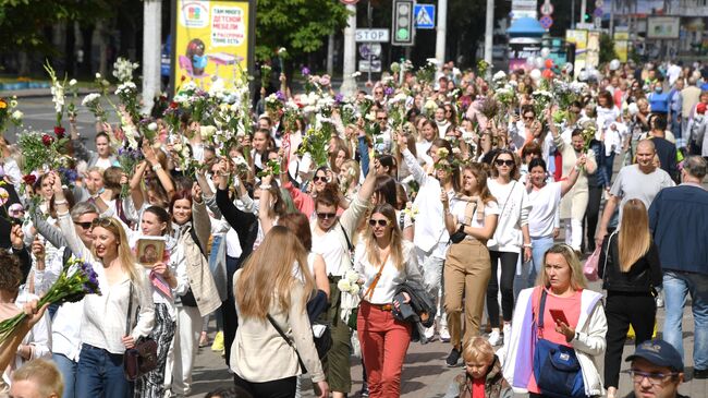 Участники мирной акции протеста возле Комаровского рынка в Минске