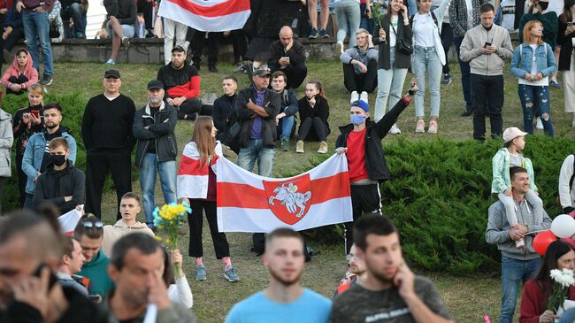 Участники акции протеста у станции метро Пушкинская в Минске