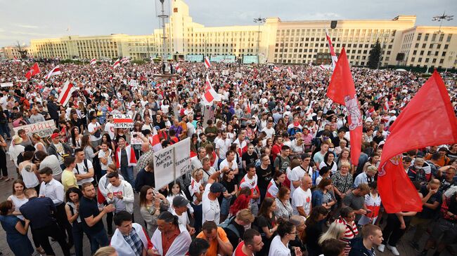 Участники акции протеста на площади Независимости в Минске