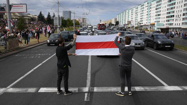 Участники акции протеста у метро Пушкинская в Минске