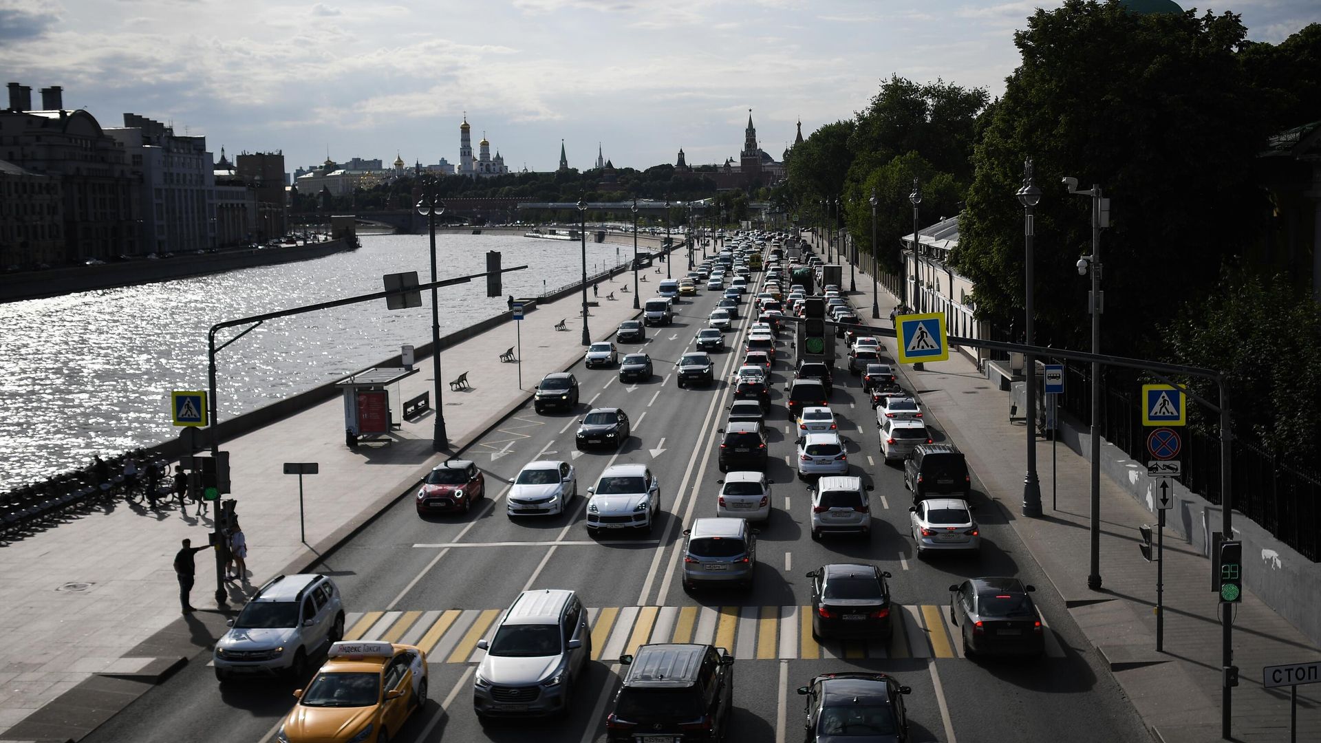 Автомобили на Москворецкой набережной в Москве Автомобили на Москворецкой набережной в Москве - РИА Новости, 1920, 16.06.2026