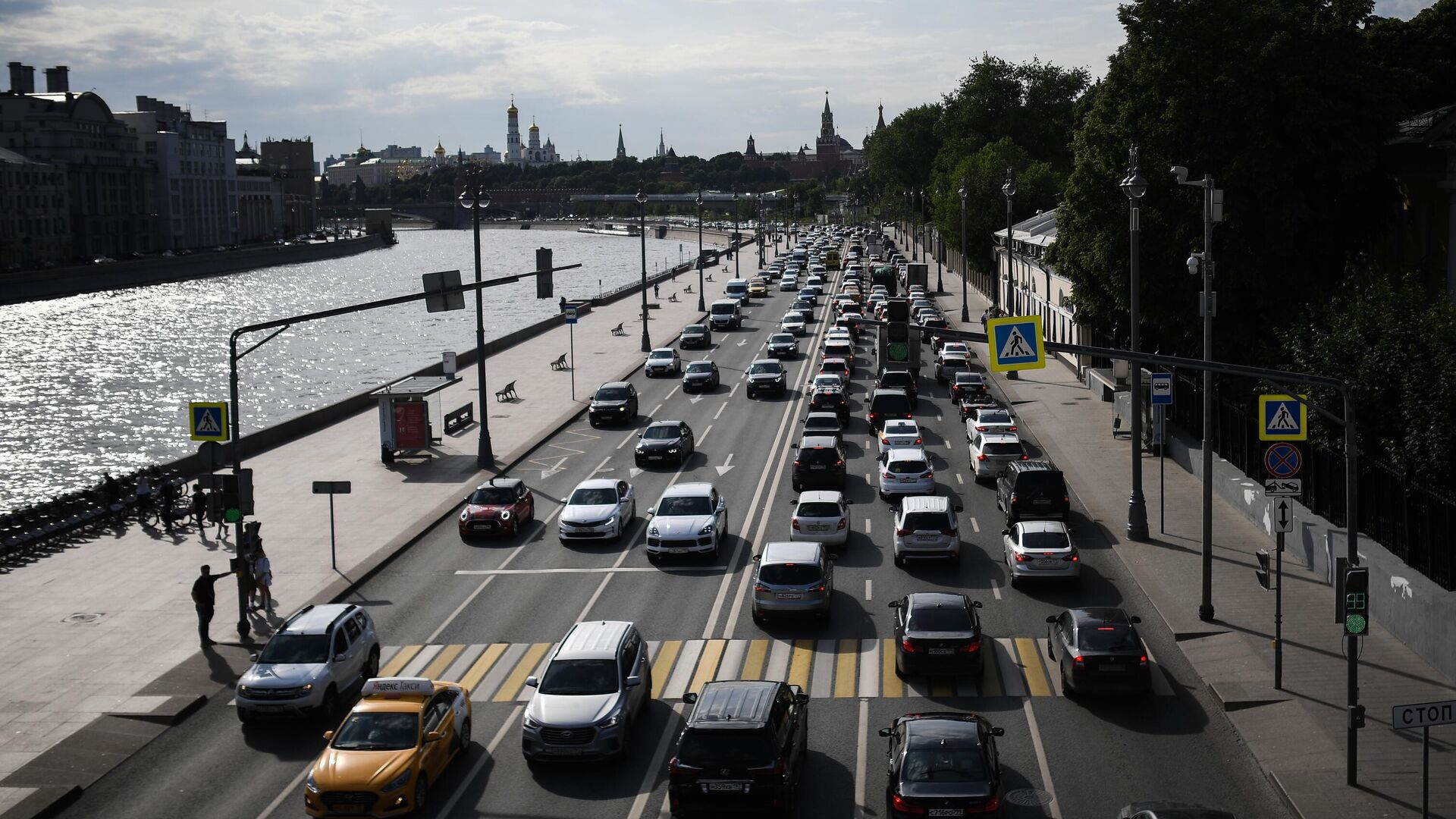 Автомобили на Москворецкой набережной в Москве - РИА Новости, 1920, 26.06.2021