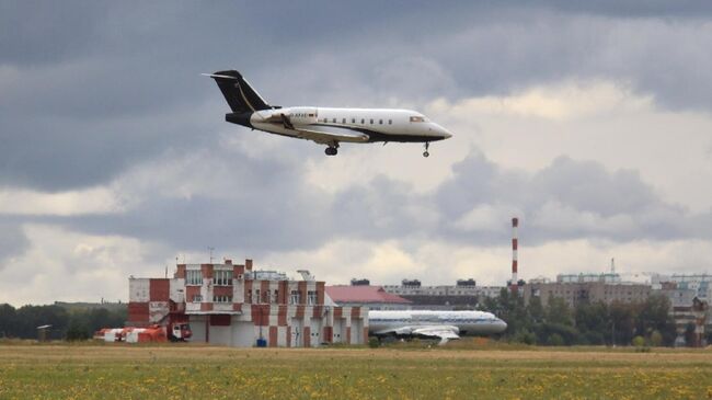 Самолет Bombardier Challenger 604 FAI Aviation Group с медицинским оборудованием на борту совершает посадку в Омском аэропорту. Фото предоставлено сообществом вКонтакте Споттинг в Омске