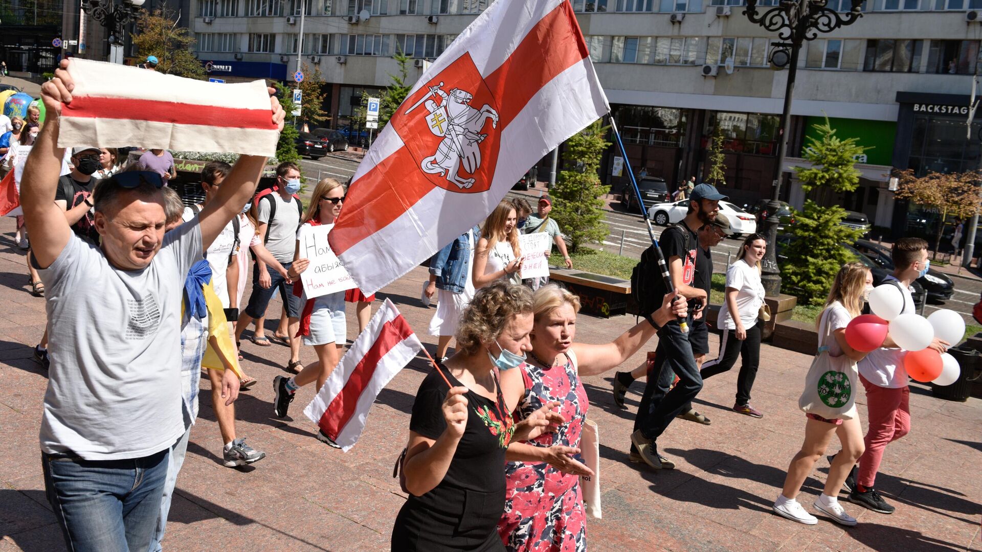 Участники акции в Киеве в поддержку протестующих в Белоруссии - РИА Новости, 1920, 03.09.2020