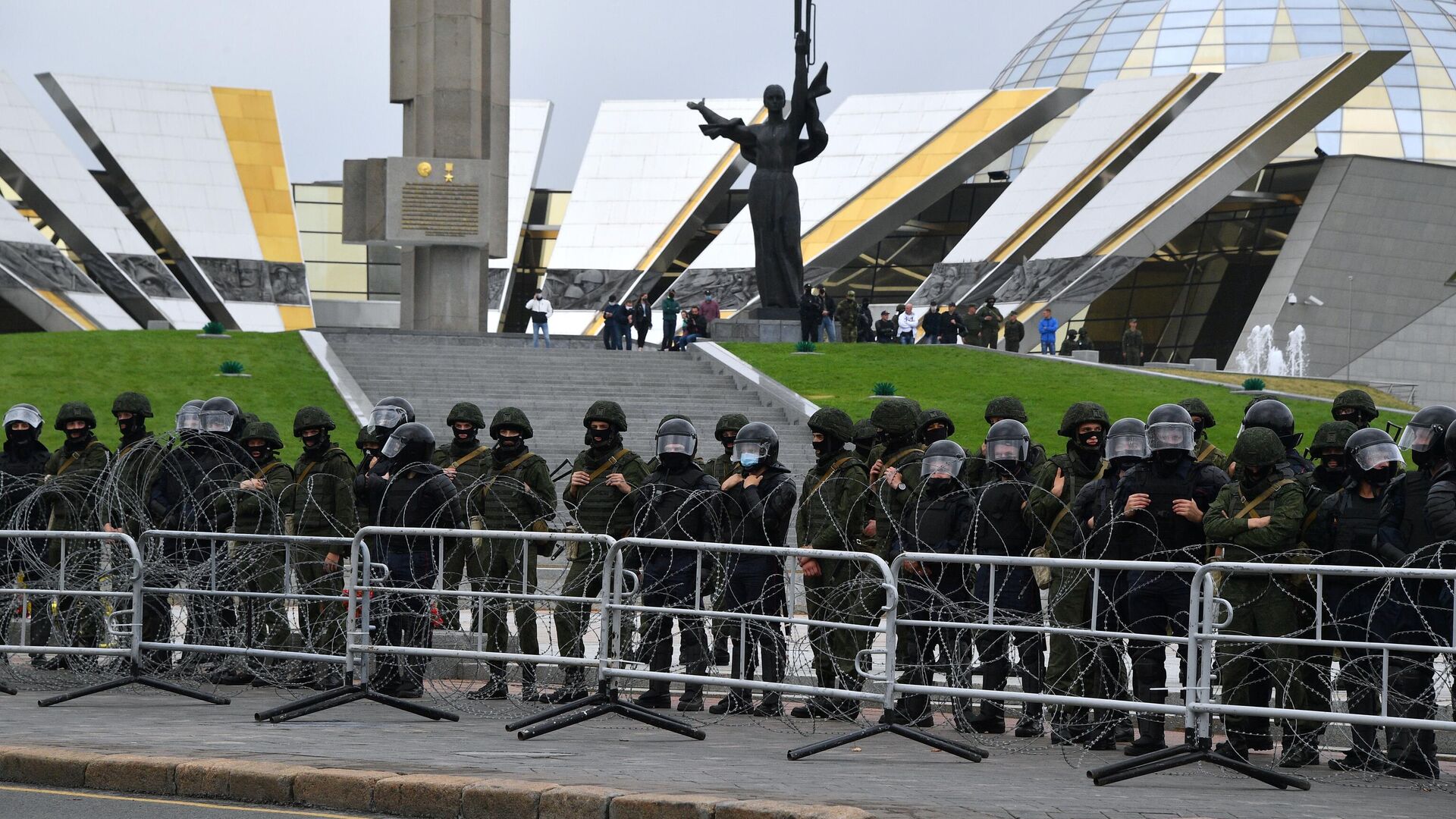 Сотрудники правоохранительных органов у стелы Минск – город-герой в Минске - РИА Новости, 1920, 06.09.2020