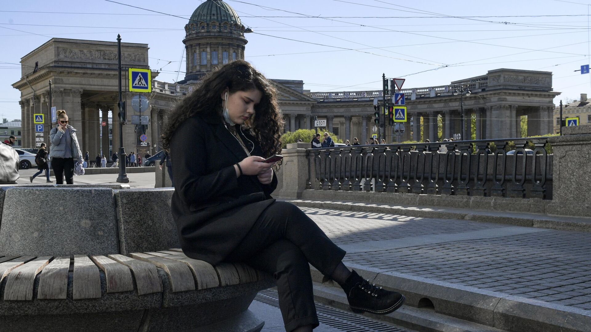 Девушка с мобильным телефоном в Санкт-Петербурге - РИА Новости, 1920, 24.06.2025