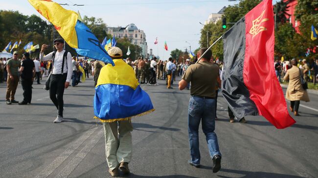 Участники Марша защитников Украины во время акции в рамках празднования Дня независимости страны в Киеве