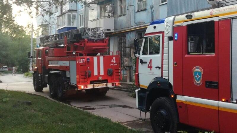 Сотрудники МЧС на месте пожара в многоквартирном жилом доме по адресу улица Аэродромная 58 в Самаре - РИА Новости, 1920, 05.09.2020