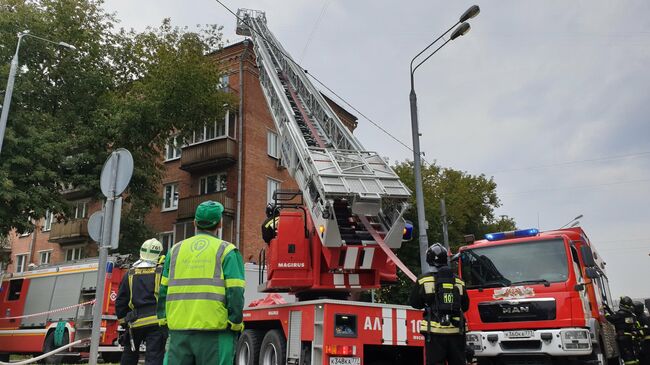 Ликвидация последствий пожара в жилом доме на ул. Кубинка на западе Москвы