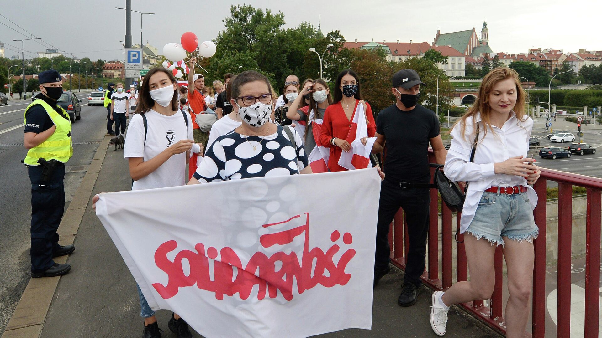 Жители Варшавы на шествии в поддережку протестов в соседней Беларуси  - РИА Новости, 1920, 24.05.2023