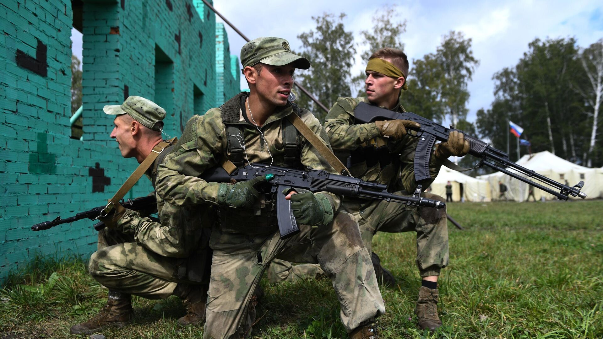 Военнослужащие вооруженных сил Белоруссии во время прохождения этапа Тропа разведчика в конкурсе Отличники войсковой разведки в рамках Армейских международных игр АрМИ-2020 - РИА Новости, 1920, 09.09.2020