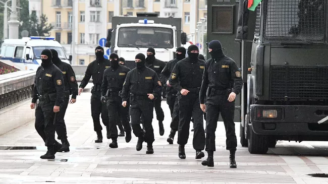 Сотрудники правоохранительных органов во время акции протеста в Минске
