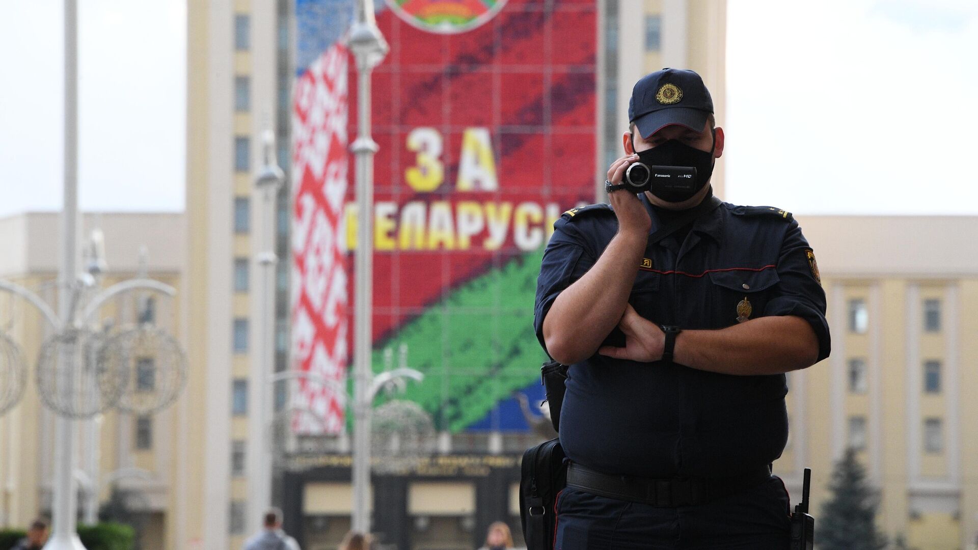 Сотрудник правоохранительных органов на улице в Минске, где проходит акция протеста - РИА Новости, 1920, 29.05.2022