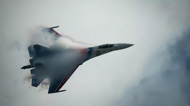 Истребитель Су-35 из состава пилотажной группы Русские витязи