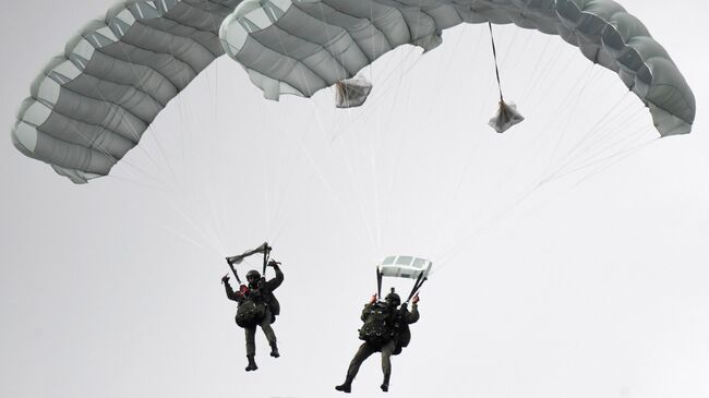 Высадка парашютистов во время динамического показа вооружений, военной и специальной техники мотострелковых войск в рамках МВТФ Армия-2020 в сухопутном кластере на полигоне Алабино 