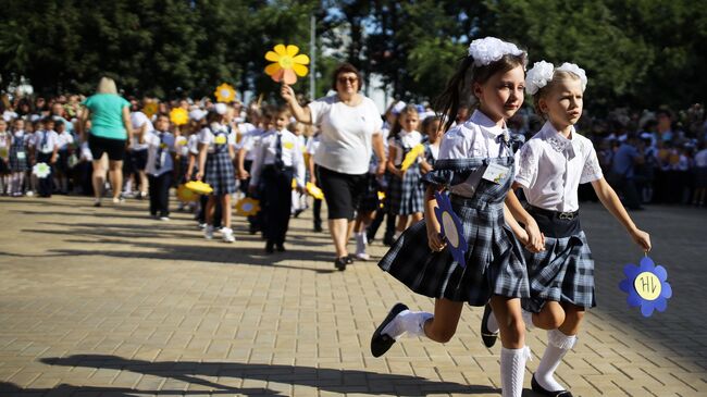 Первоклассники на торжественной линейке в День знаний