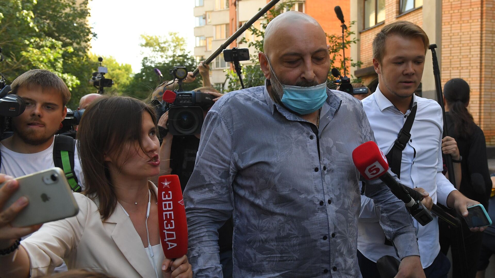 Свидетель Теван Бадасян  у здания Пресненского суда города Москвы, - РИА Новости, 1920, 03.09.2020