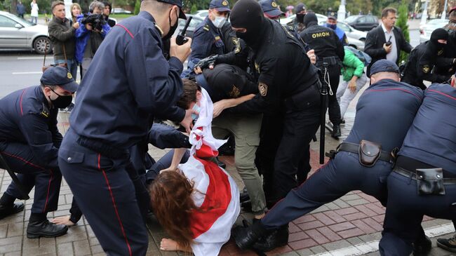 Сотрудники правоохранительных органов и участники акции протеста в Минске