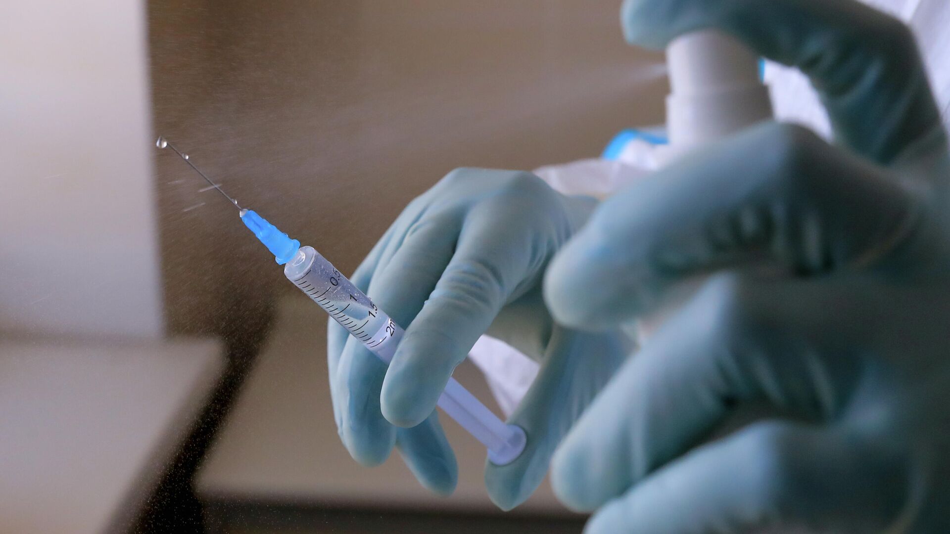 Шприц в руке медицинского работника в стационаре для больных с коронавирусной инфекцией Шприц в руке медицинского работника в стационаре для больных с коронавирусной инфекцией - РИА Новости, 1920, 27.09.2020