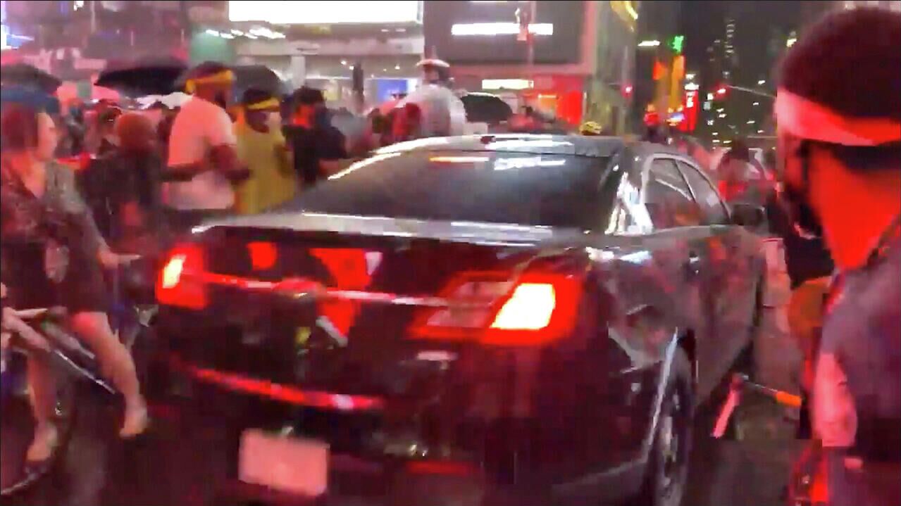 Автомобиль въехал в участников акции Black Lives Matter в Нью-Йорке  - РИА Новости, 1920, 04.09.2020