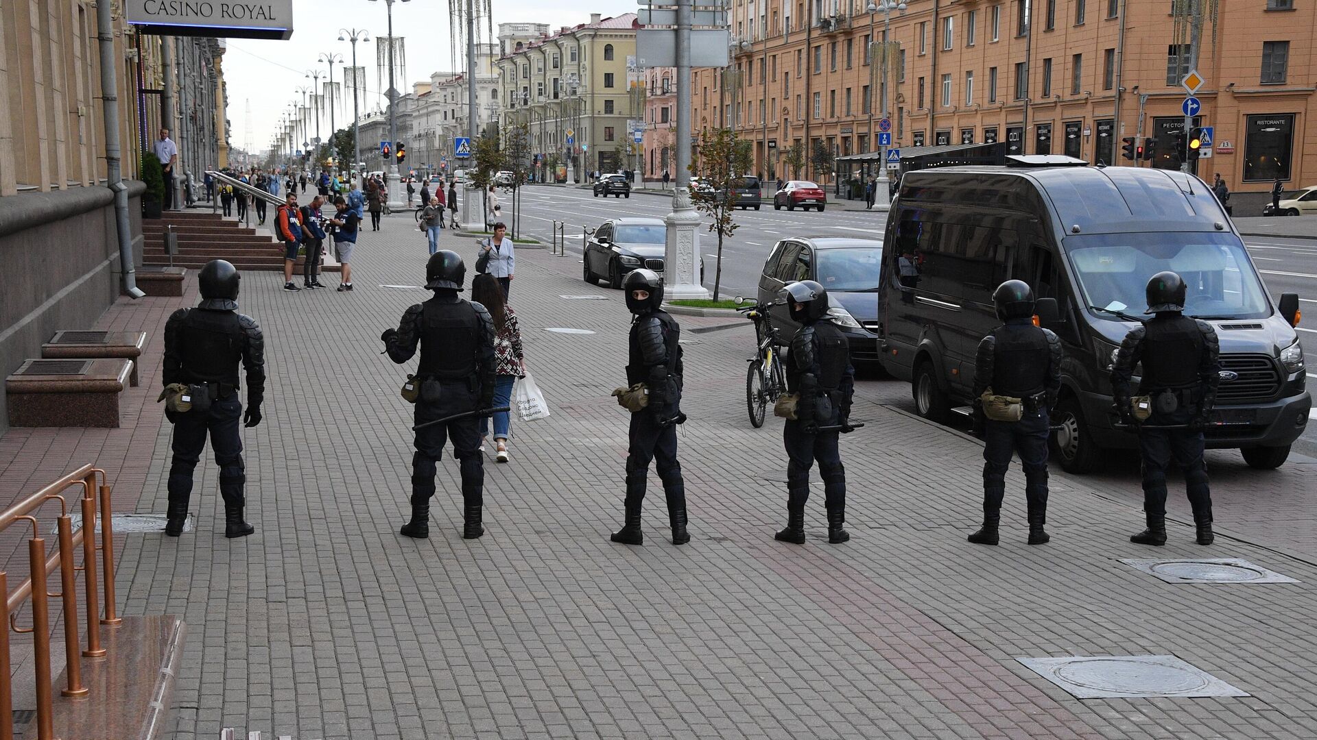 Сотрудники правоохранительных органов на площади Независимости в Минске во время акций протеста - РИА Новости, 1920, 05.09.2020