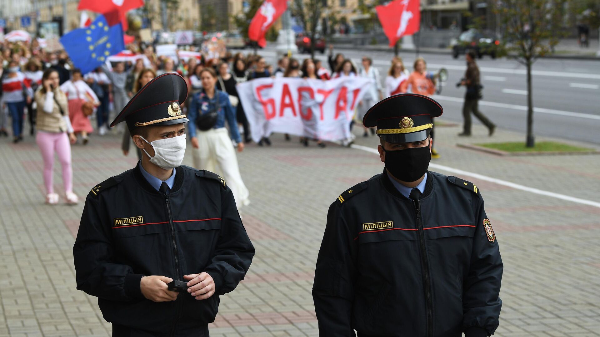 Сотрудники правоохранительных органов во время протестной акции женщин в Минске - РИА Новости, 1920, 06.09.2020