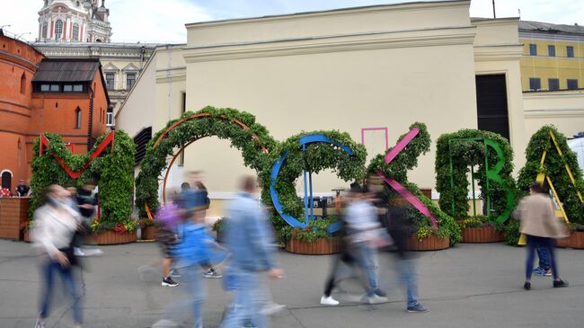 Москвичи во время праздничных гуляний в День города в Москве