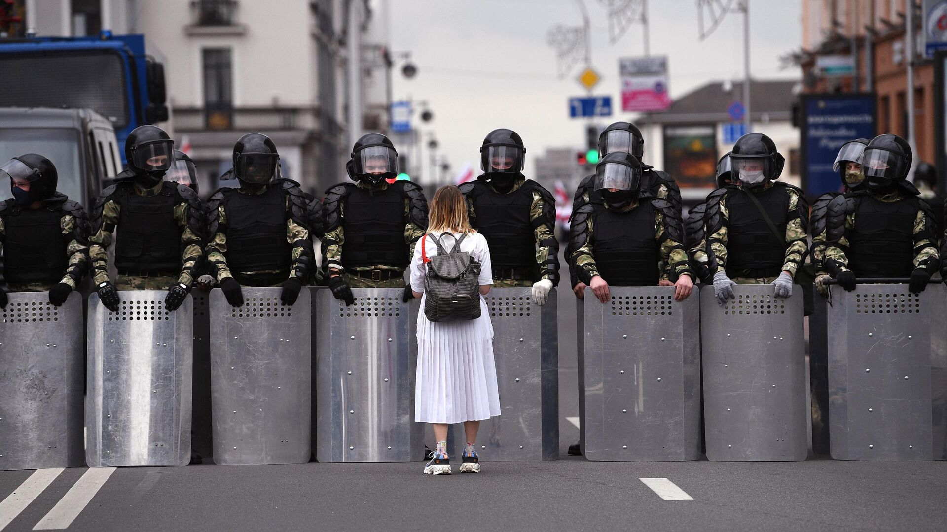 Участница несанкционированной акции оппозиции Марш единства и сотрудники милиции на улице в Минске - РИА Новости, 1920, 07.09.2020