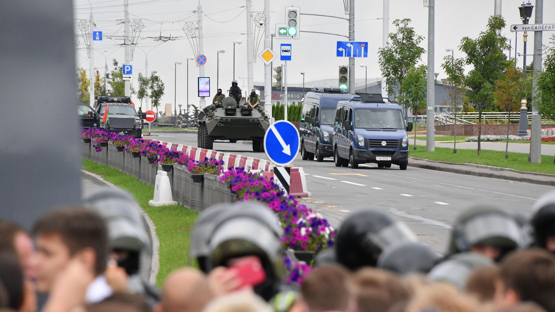 Бронетранспортер правоохранительных органов во время акции оппозиции в Минске - РИА Новости, 1920, 13.09.2020