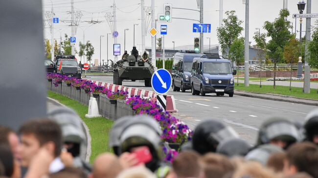 Бронетранспортер правоохранительных органов во время акции оппозиции в Минске