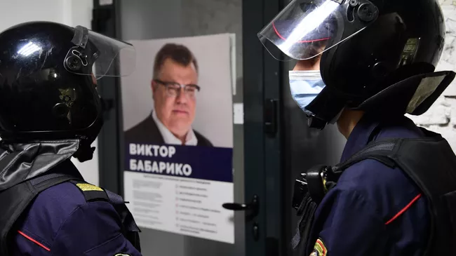 Сотрудники милиции у входа в штаб Виктора Бабарико в Минске
