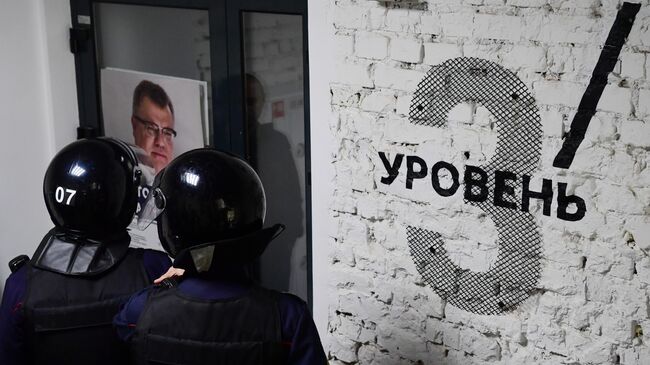 Сотрудники милиции у входа в штаб Виктора Бабарико в Минске