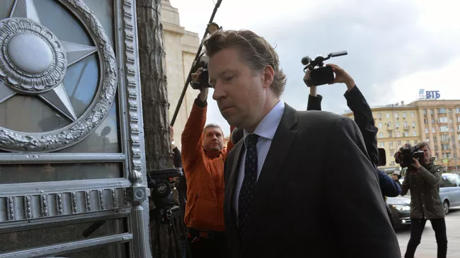 Посол ФРГ Геза Андреас фон Гайр входит в здание МИД РФ в Москве