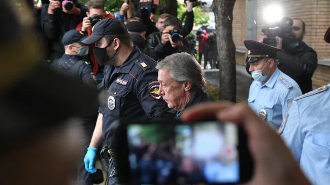 Актера Михаила Ефремова выводят из здания Пресненского суда города Москвы после оглашения приговора