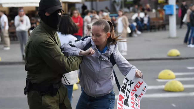 Задержание участницы акции в поддержку члена президиума Координационного совета белорусской оппозиции Марии Колесниковой