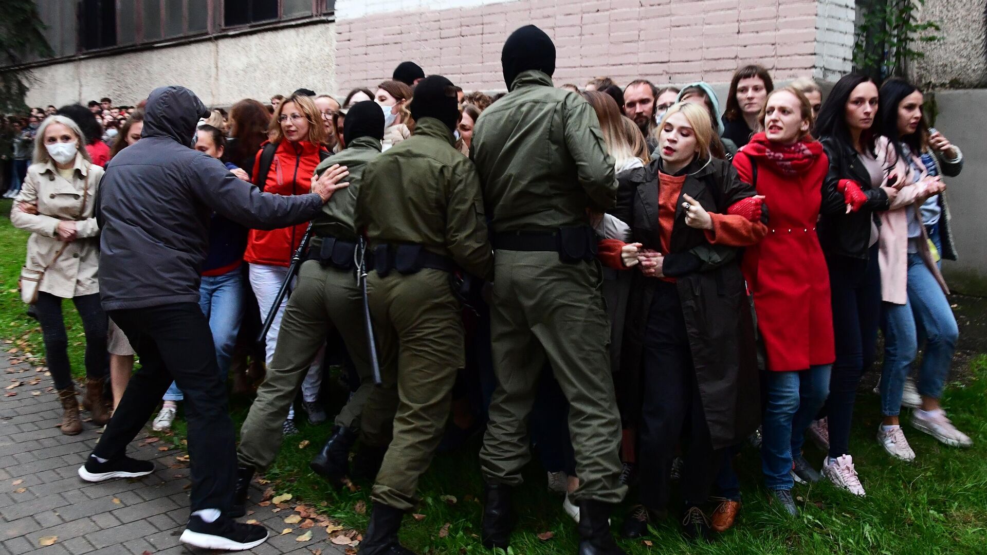 Сотрудники правоохранительных органов и участники акции протеста в Минске - РИА Новости, 1920, 09.09.2020