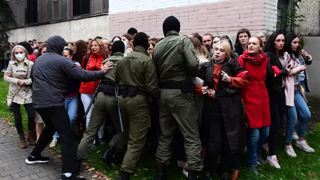 Сотрудники правоохранительных органов и участники акции протеста в Минске